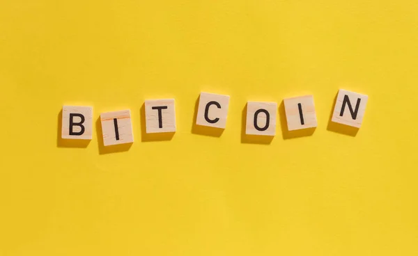 Bitcoin Inscripción Letras Madera Sobre Fondo Amarillo Con Sombras Duras — Foto de Stock