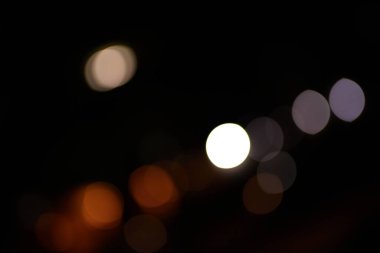 turuncu bokeh ışık daireleri siyah arkaplan üzerinde