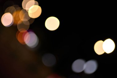 siyah arkaplanda bokeh renkli ışık çemberleri