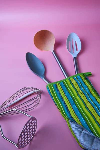 Kitchen Utensils Pink Background Top View — Stok fotoğraf