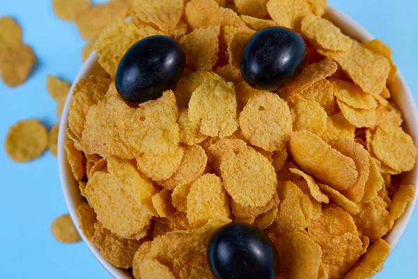 Corn Flakes Bowl Grapes Blue Background Top View — 스톡 사진