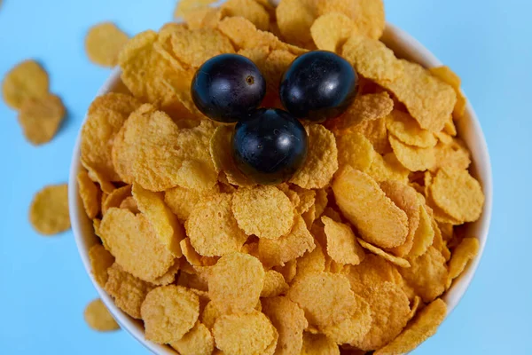 Corn Flakes Bowl Grapes Blue Background Top View — 图库照片