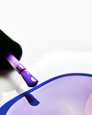 Beyaz arka planda kavanozda kozmetik krem