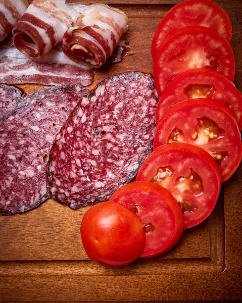 Raw Smoked Sausage Bacon Slices Tomato Slices Wooden Tray — Stock Photo, Image