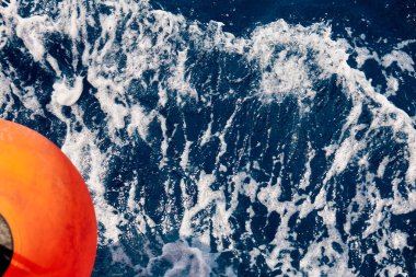 Kızıl deniz, gemiden gökyüzü görüntüsü yayıyor.