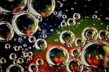 Sudaki renkli yağ kabarcıklarının olağan soyutlaması değil.