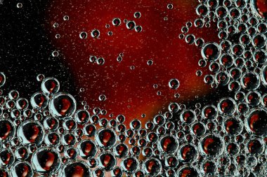 Sudaki renkli yağ kabarcıklarının olağan soyutlaması değil.