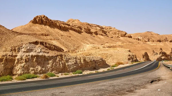사막의 길에서 — 스톡 사진