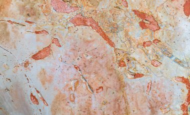 Yakın plan çatlakları olan eski bir granit levha arka plan olarak kullanılabilir.