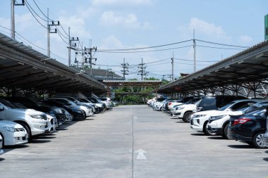 Alışveriş merkezinin otoparkında.. 