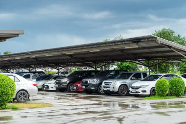 Alışveriş merkezinin otoparkında. Şehirde yağışlı bir bahar günü.