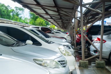 Alışveriş merkezinin otoparkında..