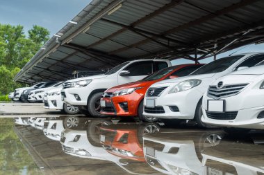 Alışveriş merkezinin otoparkında..