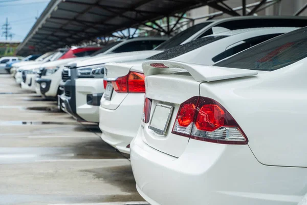 Alışveriş merkezinin otoparkında..