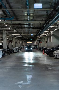 Alışveriş merkezinin otoparkında.. 