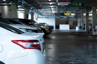 Alışveriş merkezinin otoparkında.. 