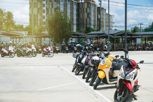 Μοτοσικλέτες Σταθμευμένες Στο Δρόμο Χώρος Στάθμευσης — Φωτογραφία Αρχείου