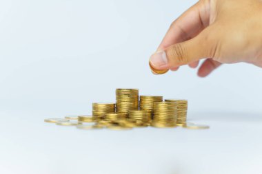 Altın sikkeler beyaz arkaplanda izole edilmiş