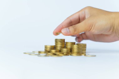 Altın sikkeler beyaz arkaplanda izole edilmiş