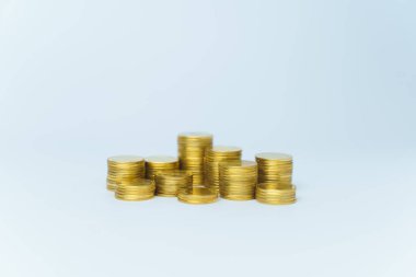 Altın sikkeler beyaz arkaplanda izole edilmiş