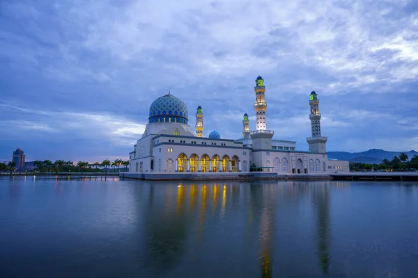 Kota Kinabalu Camii 'nin bulutlu sabah manzarası