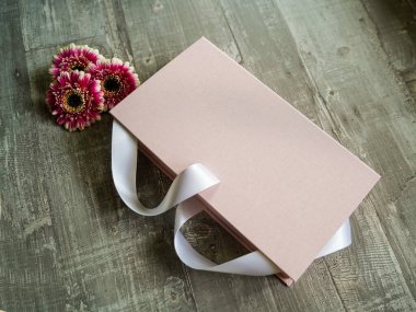 Arka planda çiçekli bir hediye kutusu. Dekorasyon.