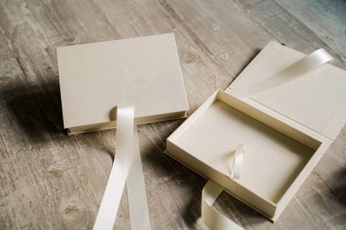 Arka planda düğün kutusu var..