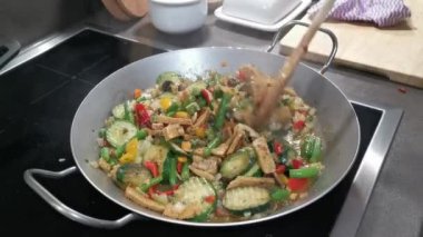 Vejetaryen yemeği kızartma tavasında pişirilir..