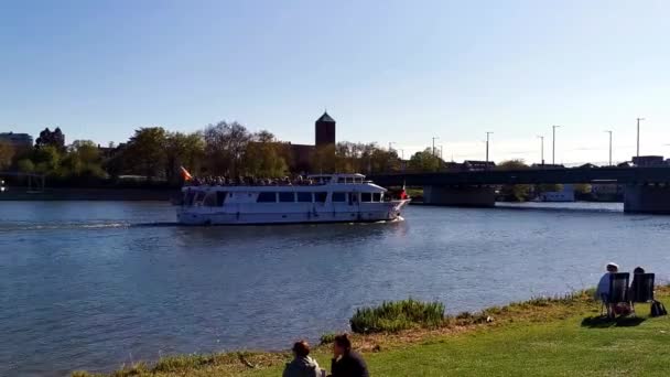 Heidelberg Németország Európa 2022 Április Élményhajó Úszik Folyón Emberek Pihennek — Stock videók