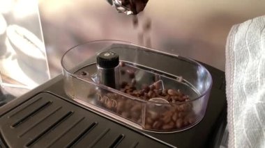 Kahve çekirdekleri makineye dökülüyor..