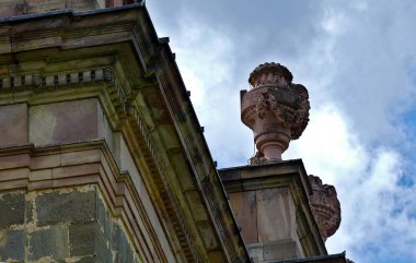 Kassel, Almanya, Avrupa - 11 Haziran 2022: Çatıda vazo şeklinde heykel.