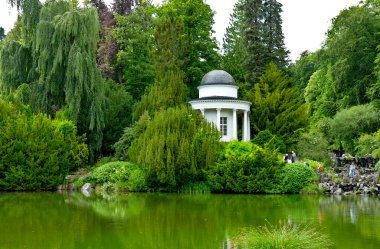 Parktaki manzara çok güzel. Yeşil ağaçlar. Küçük göl.