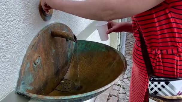 Donna Che Versa Acqua Bicchiere Una Sorgente Minerale — Video Stock