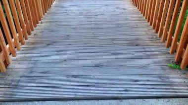 Parktaki tahta merdivenler.