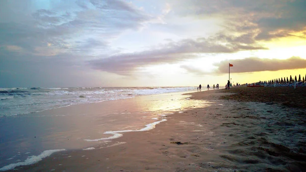 Ηλιοβασίλεμα Στην Ακτή Της Θάλασσας Τον Όμορφο Ουρανό Φύση — Φωτογραφία Αρχείου