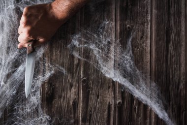 Örümcek ağları üzerinde bıçakla. Cadılar Bayramı afişi. Uzayı kopyala Seçici odak.