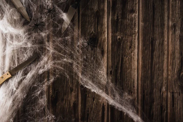 Spinnennetz Auf Holzgrund Mit Messern Halloween Banner Kopierraum Selektiver Fokus — Stockfoto