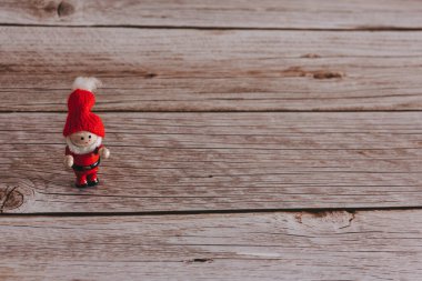 Ahşap arka planda Noel süsü elfi. Uzayı kopyala Seçici odak.