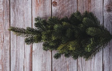 Ahşap arka planda dekoratif Noel ağacı. Uzayı kopyala Seçici odak.