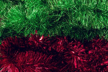 Kırmızı ve yeşil Noel süsleri. Uzayı kopyala Seçici odak.