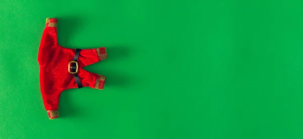 Jultomten Kläder Grön Bakgrund Juldekoration Uppfattat Utrymme Selektiv Inriktning — Stockfoto