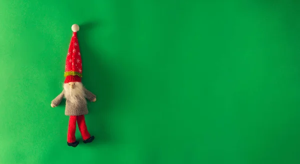 Weihnachtselfe Auf Grünem Hintergrund Kopierraum Selektiver Fokus — Stockfoto