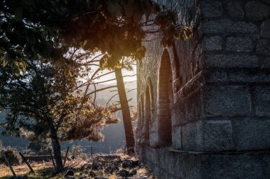 Dağlardaki eski taş bina. Seçici odak.