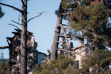 Terk edilmiş ve yıkılmış eski bir taş bina. Seçici odaklanma. Boşluğu kopyala.