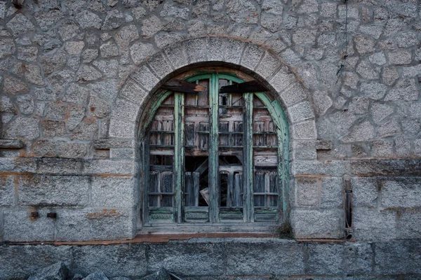 Старое Каменное Деревянное Окно Рушащееся Разбитое Селективный Фокус — стоковое фото
