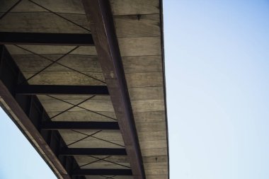 Köprü, arka planda gökyüzü ile aşağıdan görüldü. Seçici odak.