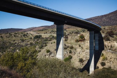 Dağlardaki vadinin üzerinde viyadük altyapısı. Seçici odak.