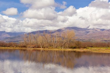 İspanya 'daki Gredos Dağı manzarası bulutlu bir günde bir gölün suyuna yansıdı. Seçici odaklanma. Turizm.