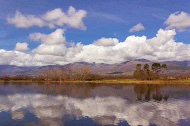 İspanya 'daki Gredos Dağı manzarası bulutlu bir günde bir gölün suyuna yansıdı. Seçici odaklanma. Turizm.