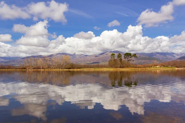 在阴天里 西班牙的格里多斯山景映照在湖水上 有选择的重点 旅游业 — 图库照片